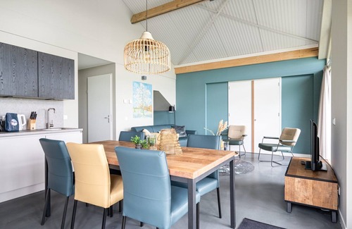 Akkrum Casa | Stay in our Anchor 14 Wellness family home with a sauna, an outdoor spa, and a sunshower.