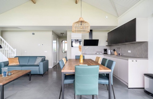 Akkrum Casa | Stay in our Anchor 14 Wellness family home with a sauna, an outdoor spa, and a sunshower.