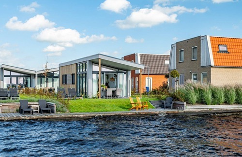 Akkrum Casa | Stay in our compact Knilles 4 lodge with its own jetty.