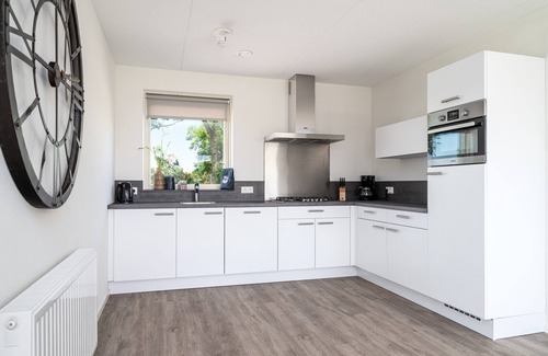 Akkrum Casa | Stay in our luxury Sneekermeer 6 Wellness with sauna, outdoor spa, and sunshower.