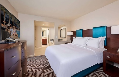 Las Vegas Hotel | Stay in the Heart of Las Vegas! 3 Spacious Units, Outdoor Pool, Full Kitchen!
