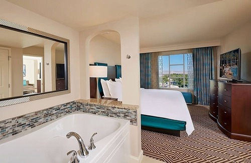 Las Vegas Hotel | Stay in the Heart of Las Vegas! 3 Spacious Units, Outdoor Pool, Full Kitchen!