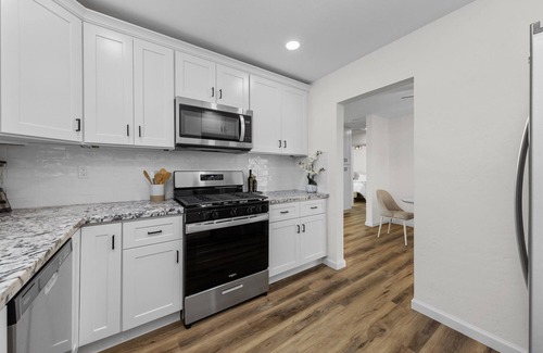 Riviera - Westchester Casa | Stay in this Downtown Cottage