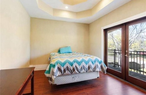 Kenner - Louis Armstrong International Airport Villa | ¡Quédate en tu propia villa de estilo italiano! Cerca de todas partes.