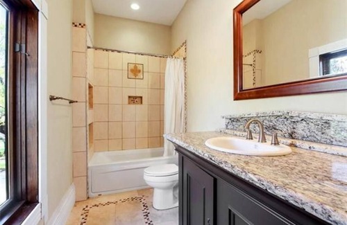 Kenner - Louis Armstrong International Airport Villa | ¡Quédate en tu propia villa de estilo italiano! Cerca de todas partes.