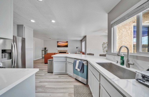 Victorville Casa | Stay Longer with Flexibility｜Family & Pets Approved｜Lush Backyard #42111