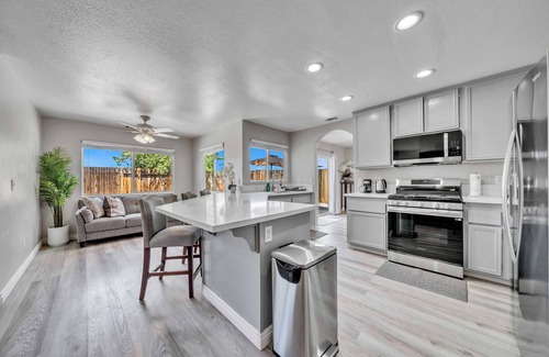 Victorville Casa | Stay Longer with Flexibility｜Family & Pets Approved｜Lush Backyard #42111
