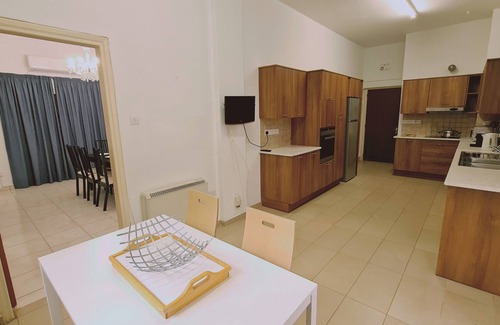 City Centre Chalet De Esquí | STAY Mythos Down Town House