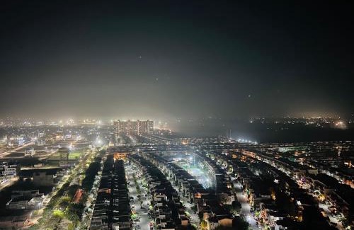 Greater Noida Apartamento | Stay near Expo mart -Modern loft overlooking the city