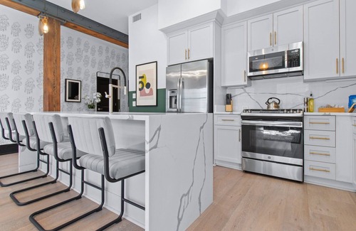Central Business District Hotel | Stay Near French Quarter – Stylish Suites with Rooftop Amenities!