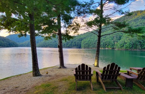 Bear Lake Reserve Condominio | Stay near the tree tops! Think fall festivals and changing leaves!