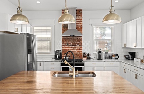 Hanover Place Casa | Stay on Main - Large Home Near Plaza, Westport & Downtown