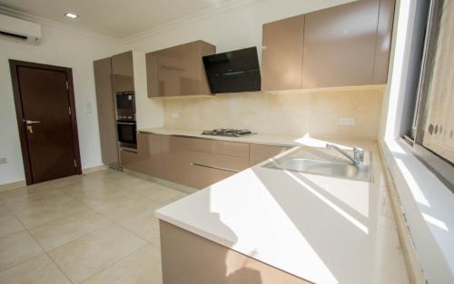Accra Casa | Stay Play Away Residences - Luxury 5 bed, Airport Residential
