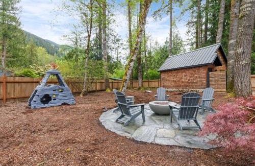 Mount Hood Village Casa | Stay Portland - Alpine Retreat Hot Tub, Fire Pit & Game Room