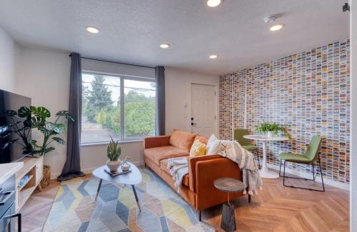 Woodstock Apartamento | Stay Portland Collection - The Perfect Retro Portland Retreat - Vintage Shops
