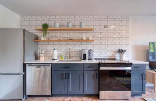 Woodstock Apartamento | Stay Portland Collection - The Perfect Retro Portland Retreat - Vintage Shops