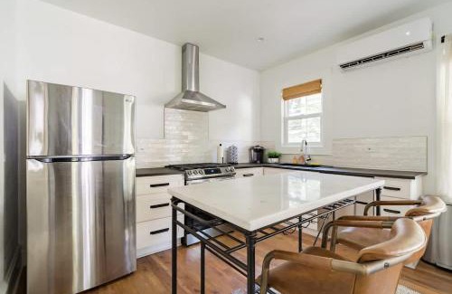 Uptown Apartamento | Stay Portland - The Câlin Suite - Posh Local Boutiques & Eateries