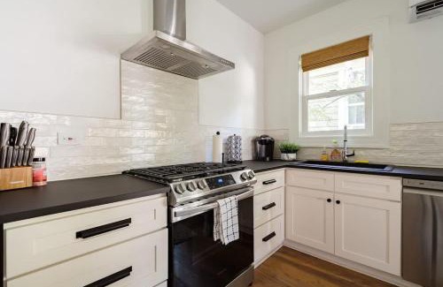 Uptown Apartamento | Stay Portland - The Câlin Suite - Posh Local Boutiques & Eateries