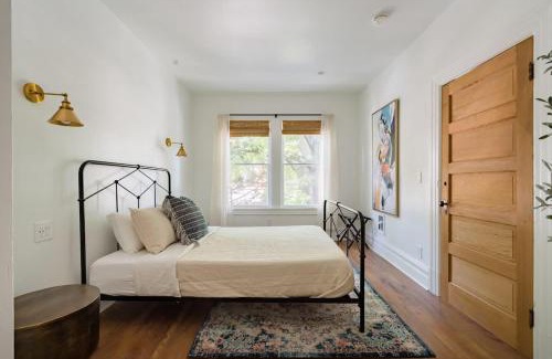 Uptown Apartamento | Stay Portland - The Câlin Suite - Posh Local Boutiques & Eateries