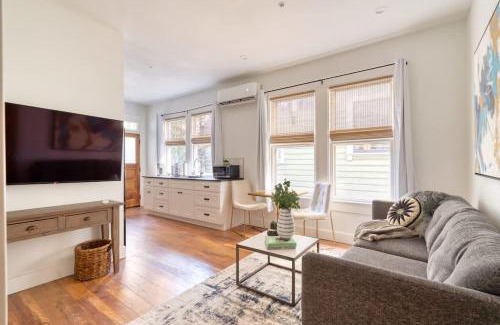 Uptown Apartamento | Stay Portland - The Etourdissante Suite - Forest Park & Local Eats