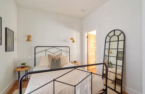 Uptown Apartamento | Stay Portland - The Etourdissante Suite - Forest Park & Local Eats