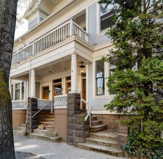 Uptown Apartamento | Stay Portland - The Retrouvailles Suite- Espresso & Craft Brews