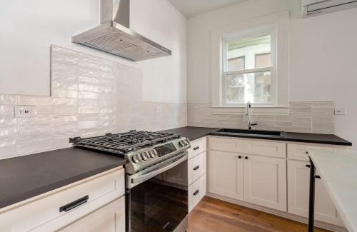 Uptown Apartamento | Stay Portland - The Retrouvailles Suite- Espresso & Craft Brews