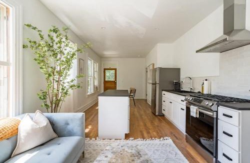 Uptown Apartamento | Stay Portland - The Tournesol Suite- Leisurely Strolls on NW 23rd