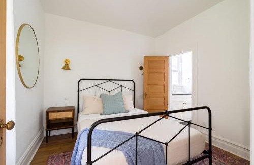 Uptown Apartamento | Stay Portland - The Tournesol Suite- Leisurely Strolls on NW 23rd