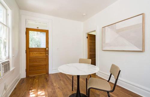 Uptown Apartamento | Stay Portland - The Tournesol Suite- Leisurely Strolls on NW 23rd