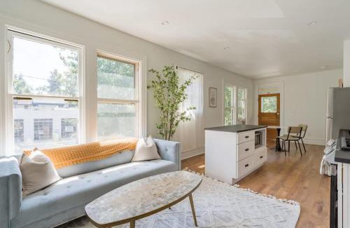 Uptown Apartamento | Stay Portland - The Tournesol Suite- Leisurely Strolls on NW 23rd