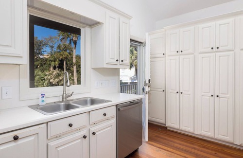 Isle of Palms Casa | "Second Wind" Bellamente renovado 5 BR casa con acceso a la playa! Preciosas vistas al mar!
