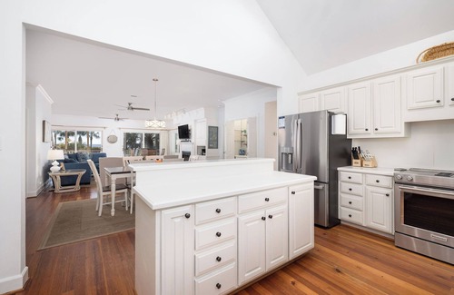 Isle of Palms Casa | "Second Wind" Bellamente renovado 5 BR casa con acceso a la playa! Preciosas vistas al mar!