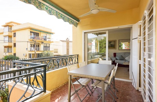 Las Acacias Apartamento | Large apartment close to the beach in Malaga