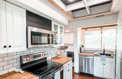Vein Mountain Cabina | Stay Wild - Luxury Modern Cabin with Hot tub, Views & Pet Friendly!