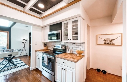 Vein Mountain Cabina | Stay Wild - Luxury Modern Cabin with Hot tub, Views & Pet Friendly!