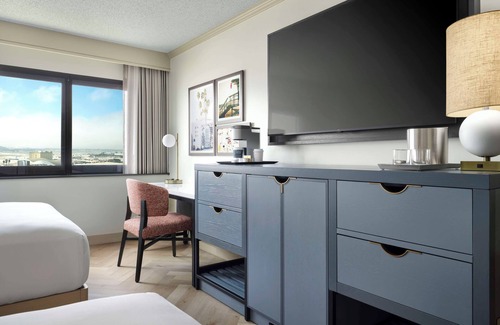 Los Angeles Hotel | Stay with Style! Deluxe 2 Queen Room w/ Gym Access, Shuttle, Outdoor Pool!