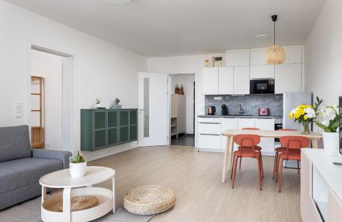 Prague 13 Apartamento | Stay2gether Japandi Homestay for 4 - Metro B Luka