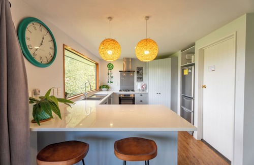 Hanmer Springs Casa | Stay7A: 4BR Modern Comfort, Sky TV, Views – Walk to Village & Pools