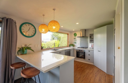 Hanmer Springs Casa | Stay7A: 4BR Modern Comfort, Sky TV, Views – Walk to Village & Pools