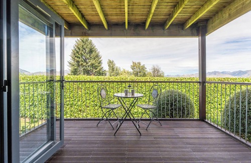 Hanmer Springs Casa | Stay7A: 4BR Modern Comfort, Sky TV, Views – Walk to Village & Pools