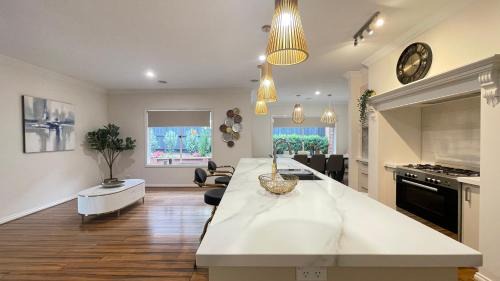 Officer Casa | StayAU 4BRM Chic Urban Retreat