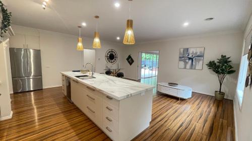 Officer Casa | StayAU 4BRM Chic Urban Retreat
