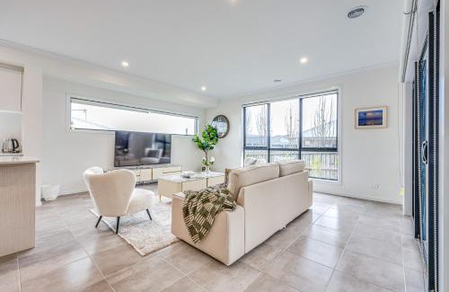 Mount Duneed Casa | StayAU 5BR Getaway 10 mins to Torquay & Deakin
