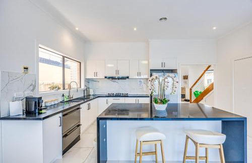 Sanctuary Lakes Casa | StayAU 6BR Deluxe Lakeview House Point Cook
