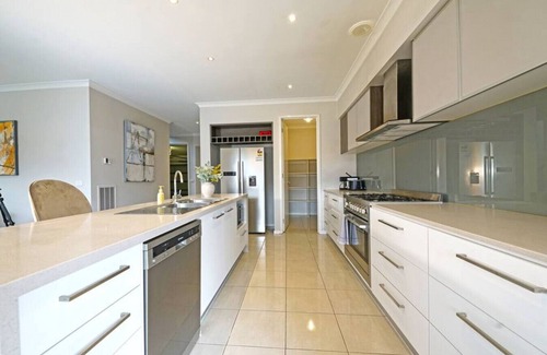 Truganina Casa | Stayau Charming Spacious Holiday House Wyndham