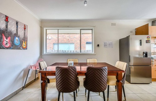 Chadstone Casa | StayAU Family-Friendly 3BR Getaway in Malvern