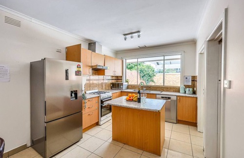 Chadstone Casa | StayAU Family-Friendly 3BR Getaway in Malvern