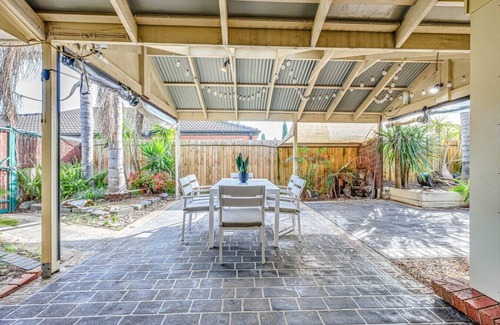 Cranbourne Apartamento | StayAU Family Retreat w/Pool Table in Cranbourne