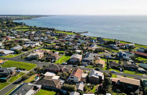 Clifton Springs Casa | StayAU Newly Coastal 5BR Escape with Pool Table